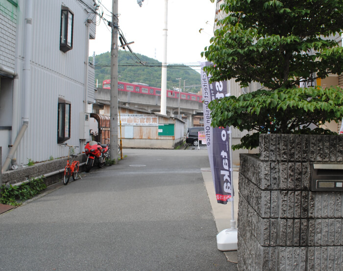 植え込みで見えにくいのぼり