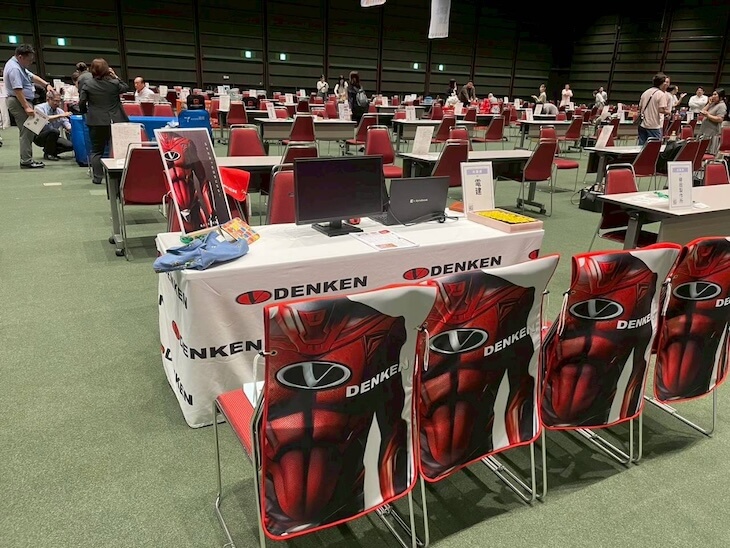 企業説明会の椅子カバーとテーブルクロス