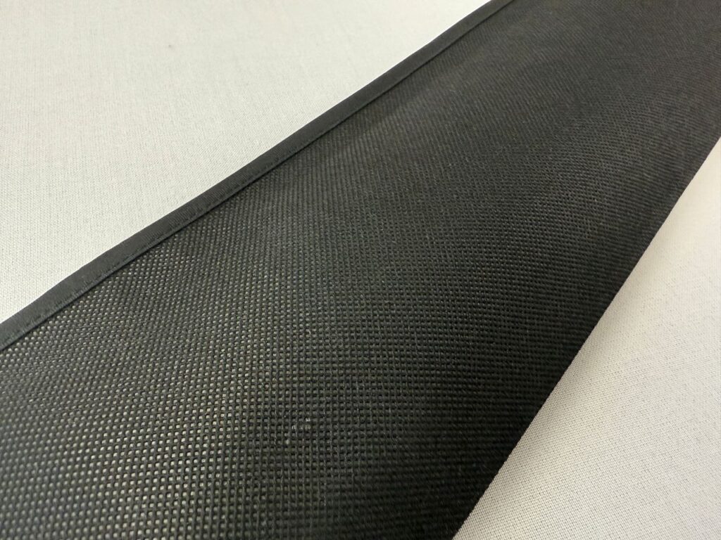 不織布製なので滑りにくく、持ち運びやすい