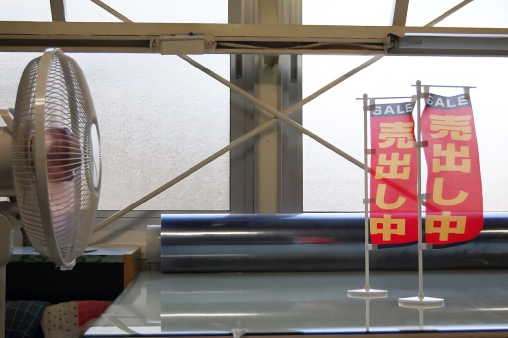 強風を当てたミニのぼり