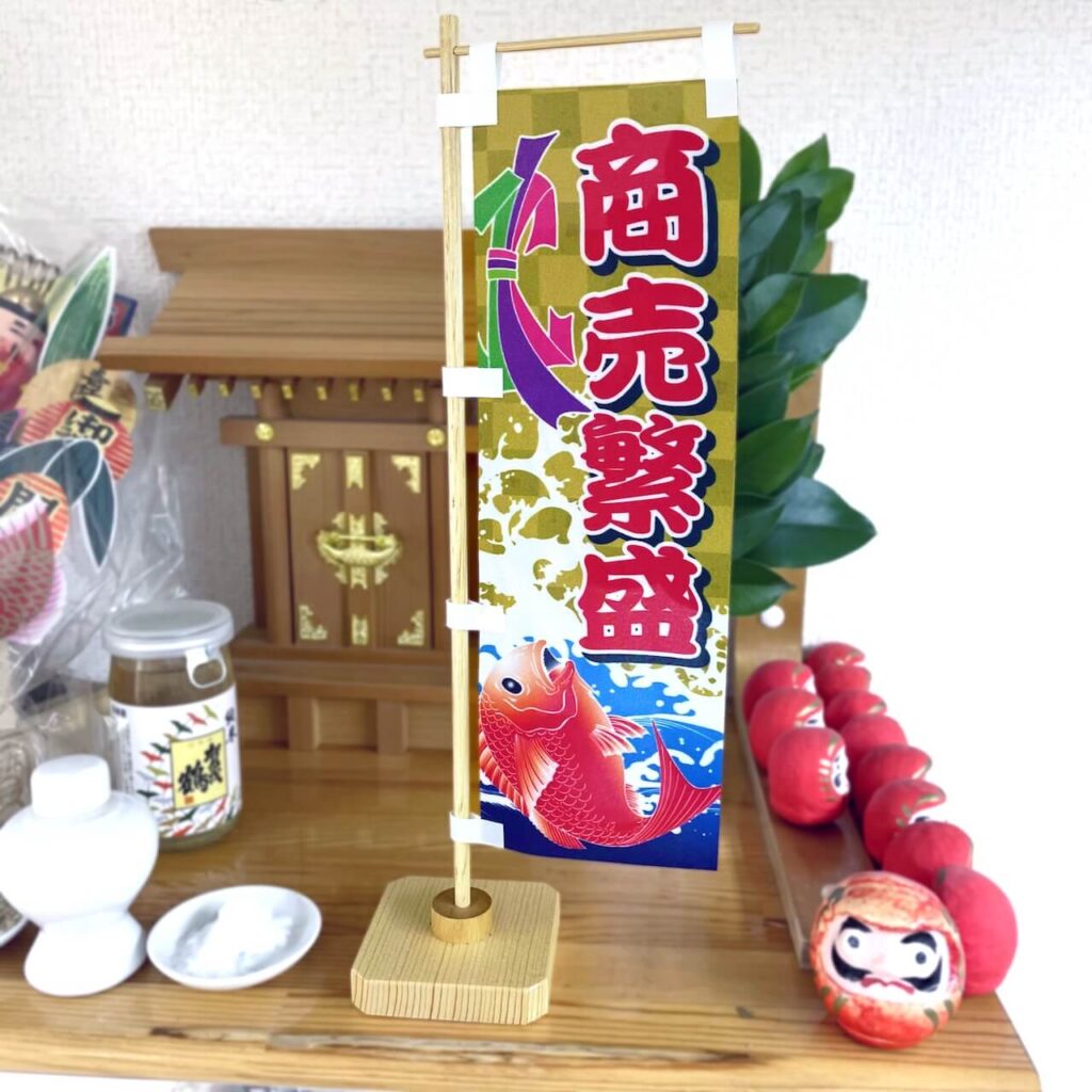 通常のミニのぼりと木製ミニのぼり立て台